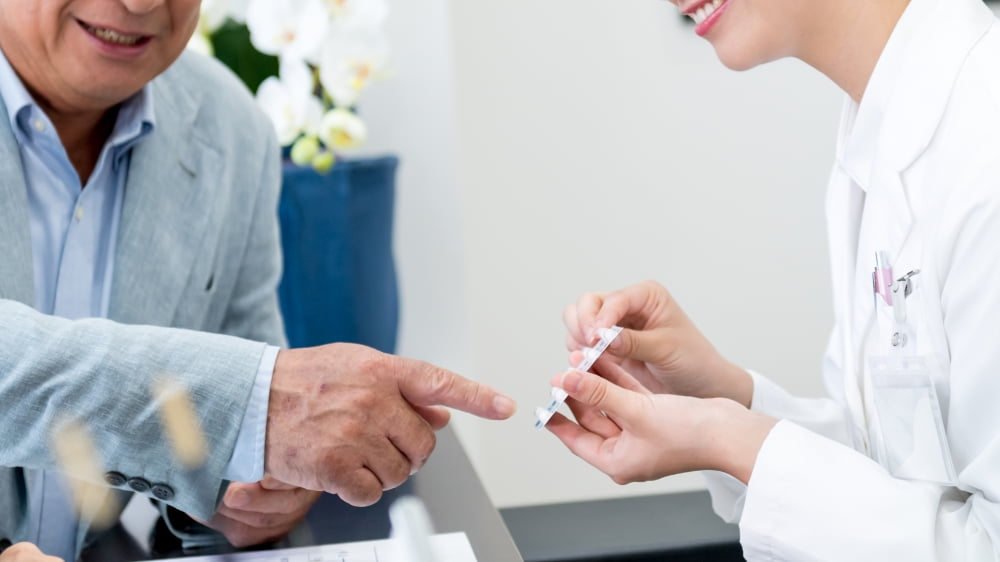 写真:患者さんに薬の説明をする白衣の女性の姿